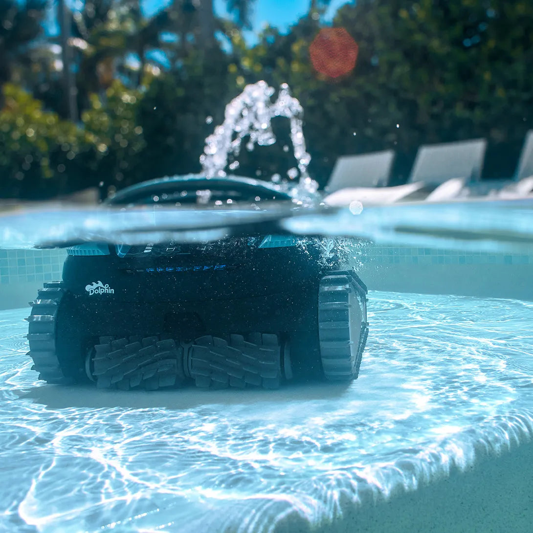 Dolphin EON 100 cleaning a shallow sun ledge